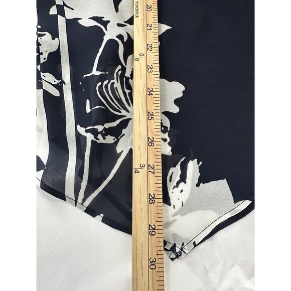 Roz & Ali Women’s Sz 1X Top Blouse Navy White Florals Asymmetrical Hem Tropical - Picture 13 of 13
